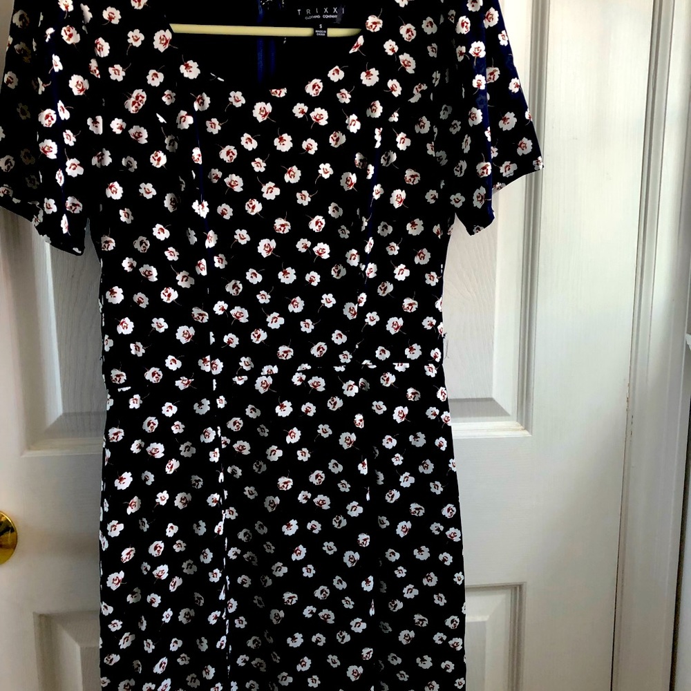 Small blue dress with flowers. Trix I.
